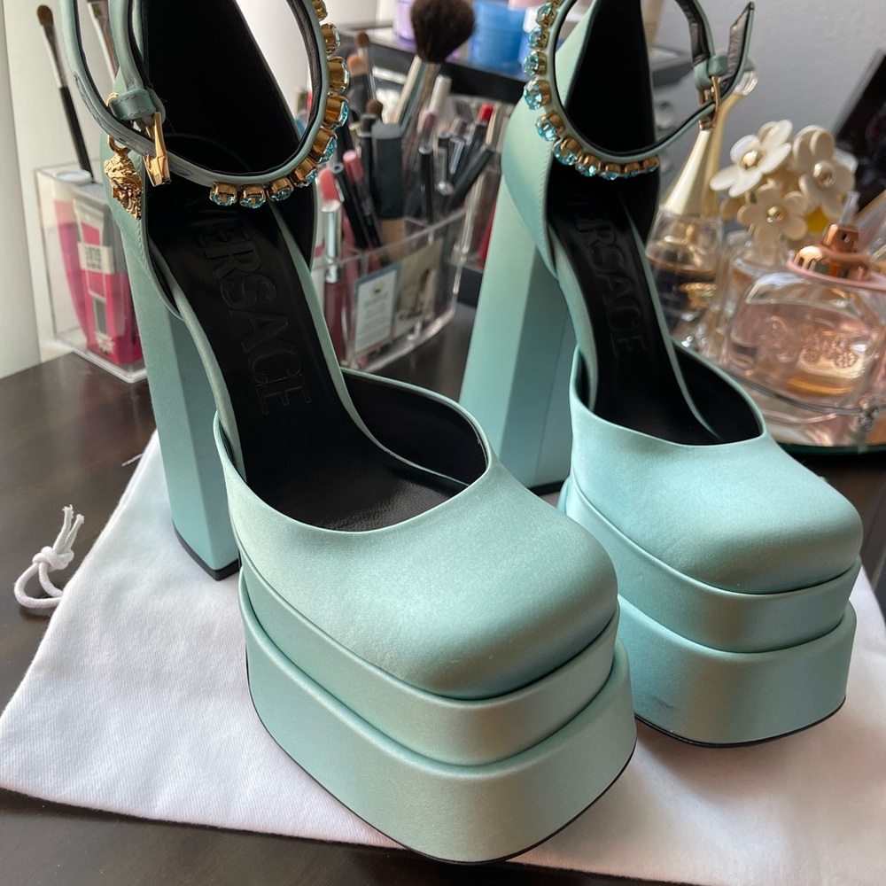 Blue Versace Pupms